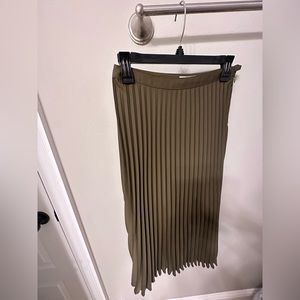 H&M Olive green pleated skirt Size 4. Never Worn. New with tags